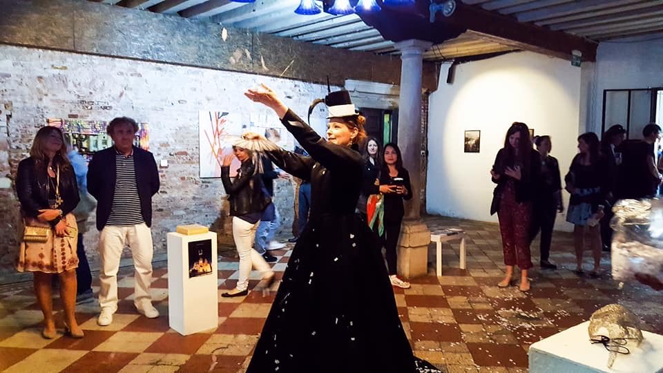 The Queen of Contexti